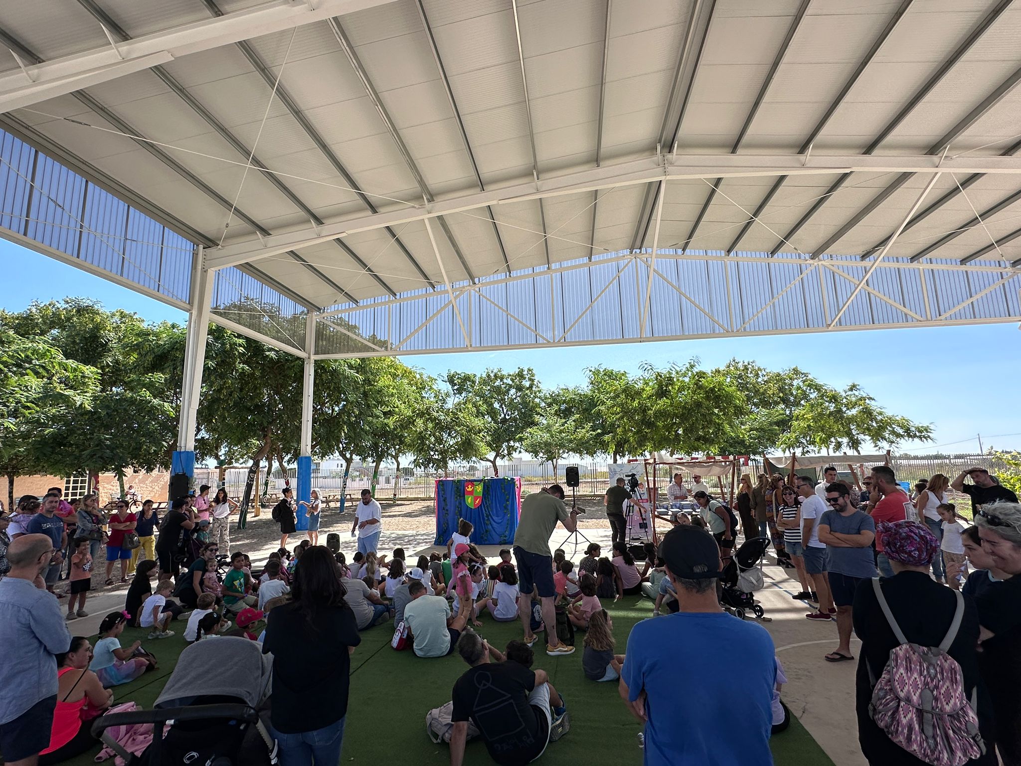 El colegio El Recuerdo empieza el curso con una cubierta que da sombra a su pista deportiva 